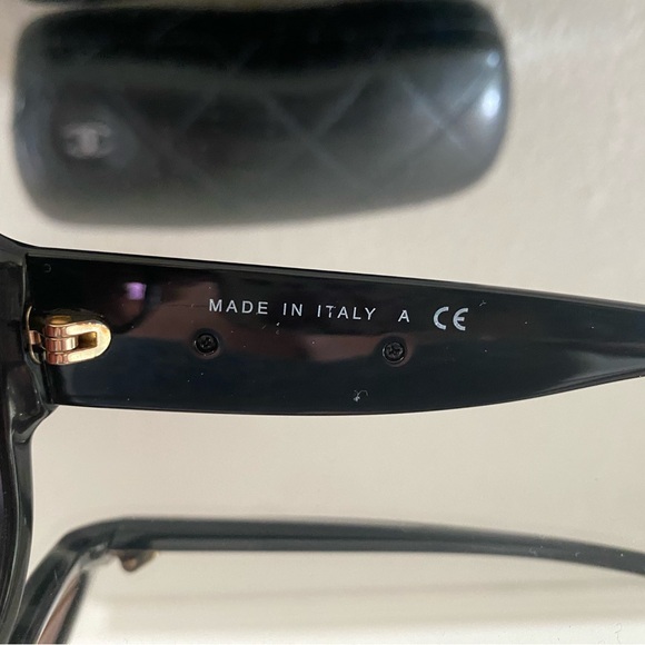 Chanel sunglasses with case - Picture 9 of 11